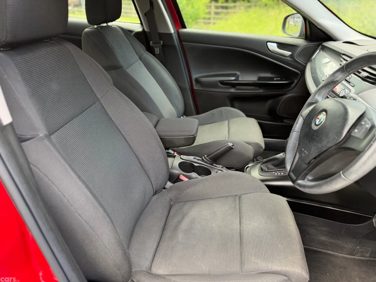 Alfa Romeo Giulietta Hatchback, Petrol, 2014, Red
