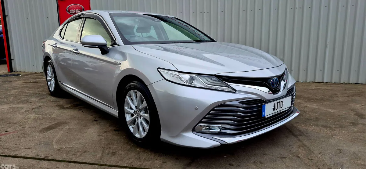 Toyota Camry Saloon, Petrol Hybrid, 2017, Silver