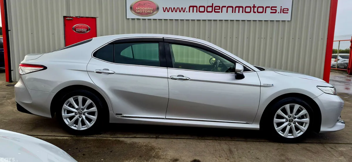 Toyota Camry Saloon, Petrol Hybrid, 2017, Silver