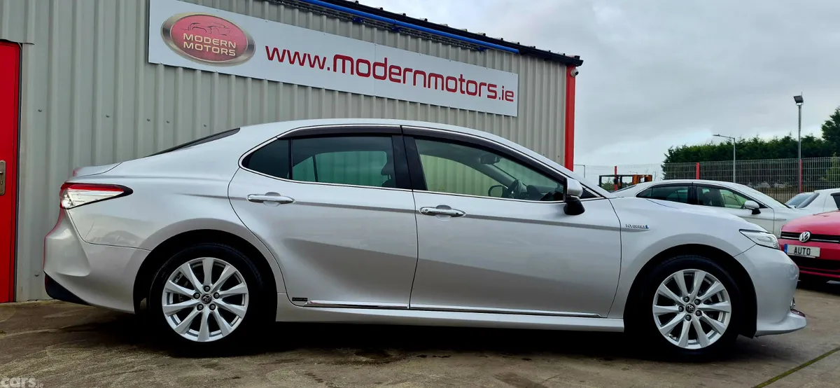 Toyota Camry Saloon, Petrol Hybrid, 2017, Silver