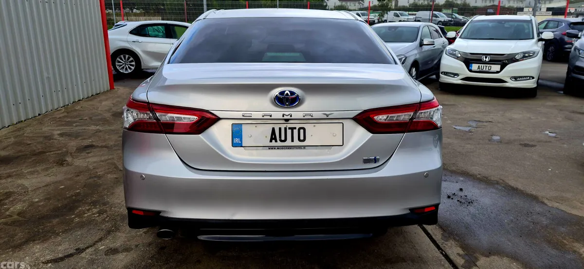 Toyota Camry Saloon, Petrol Hybrid, 2017, Silver