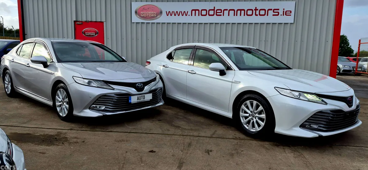 Toyota Camry Saloon, Petrol Hybrid, 2017, Silver