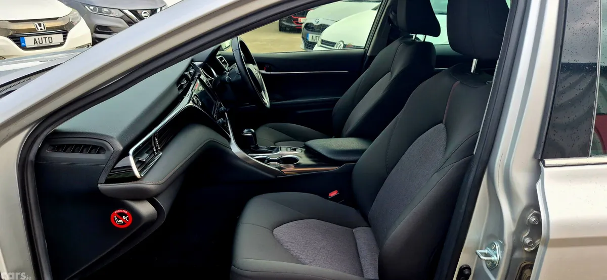 Toyota Camry Saloon, Petrol Hybrid, 2017, Silver