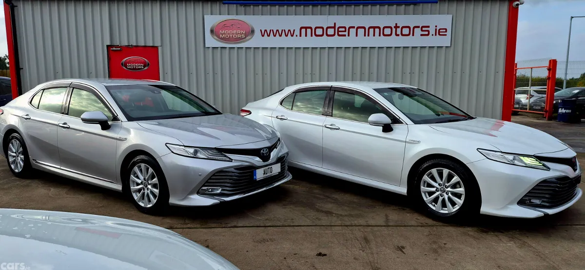 Toyota Camry Saloon, Petrol Hybrid, 2017, Silver
