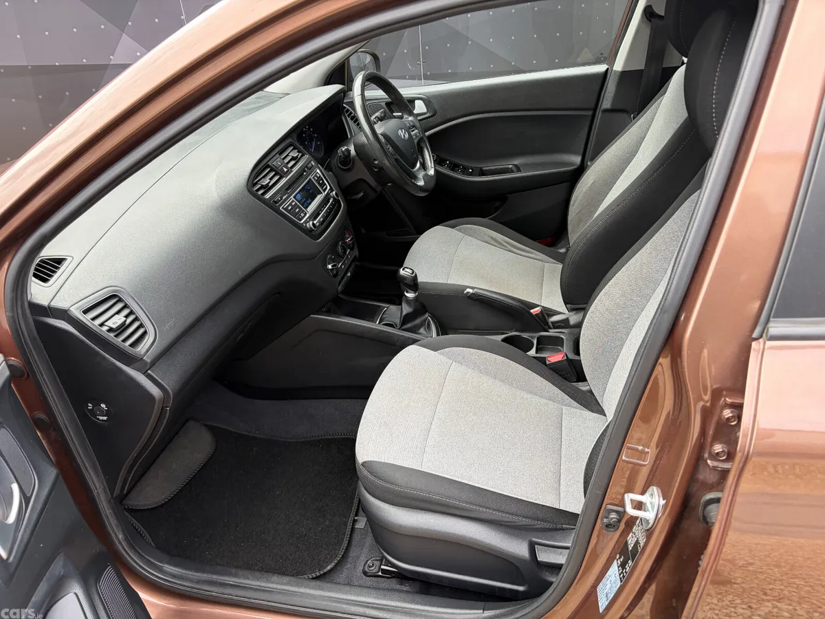 Hyundai i20 Hatchback, Petrol, 2016, Brown