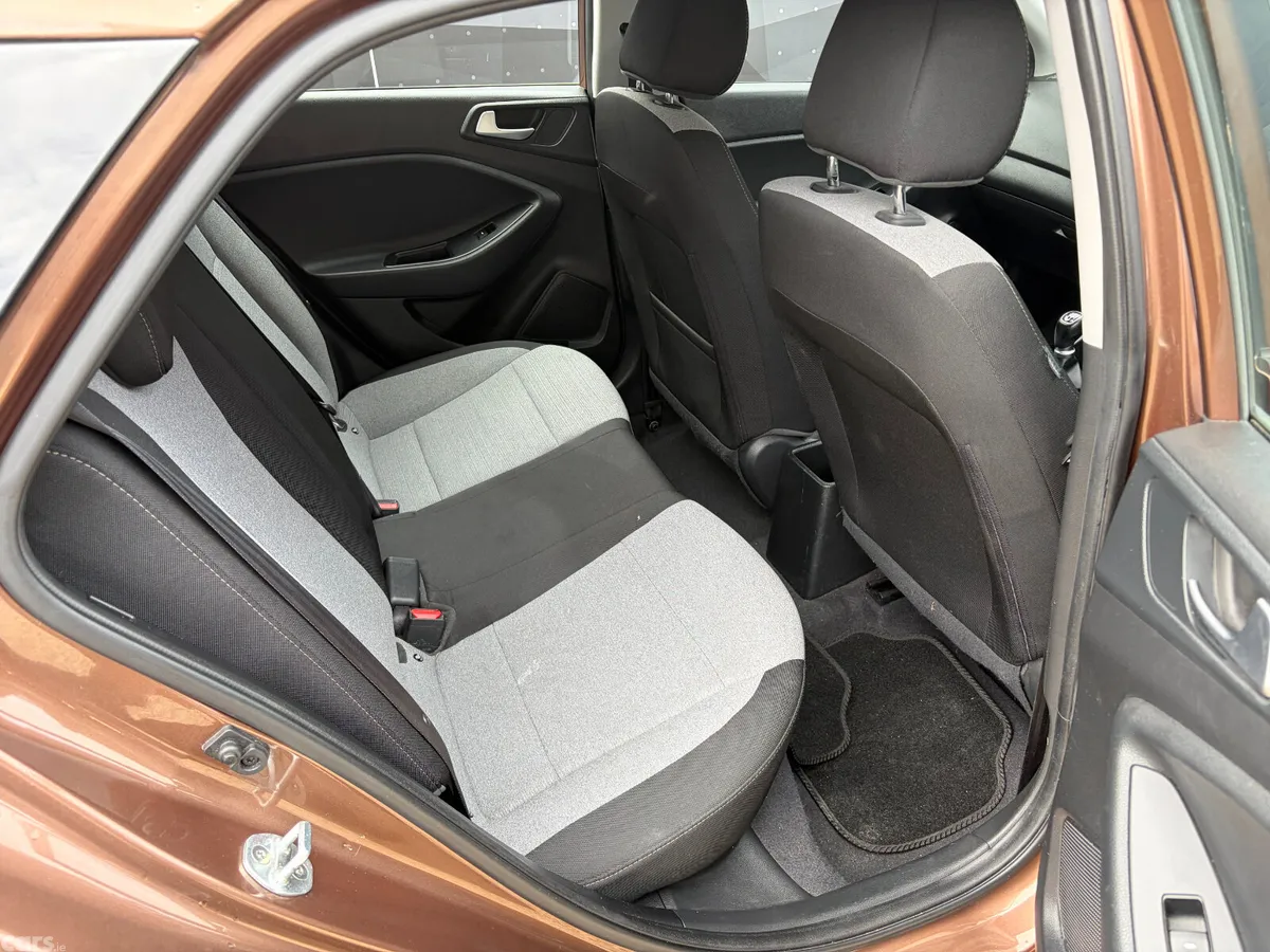 Hyundai i20 Hatchback, Petrol, 2016, Brown