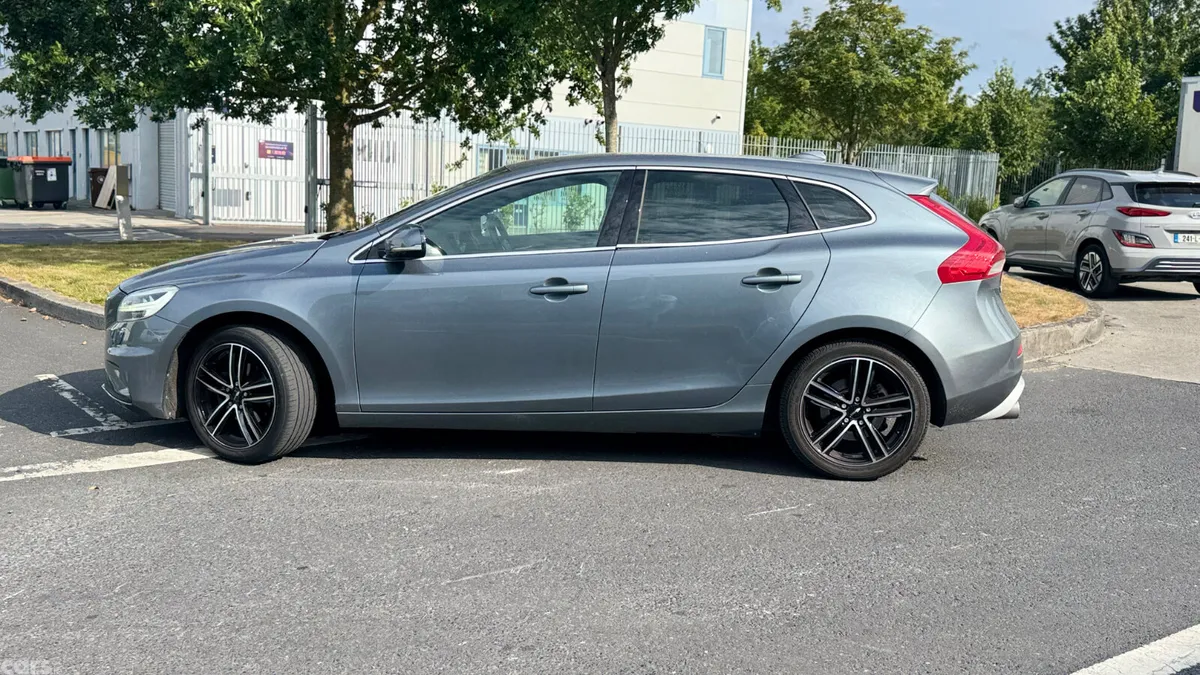 Volvo V40 Hatchback, Diesel, 2018, Grey