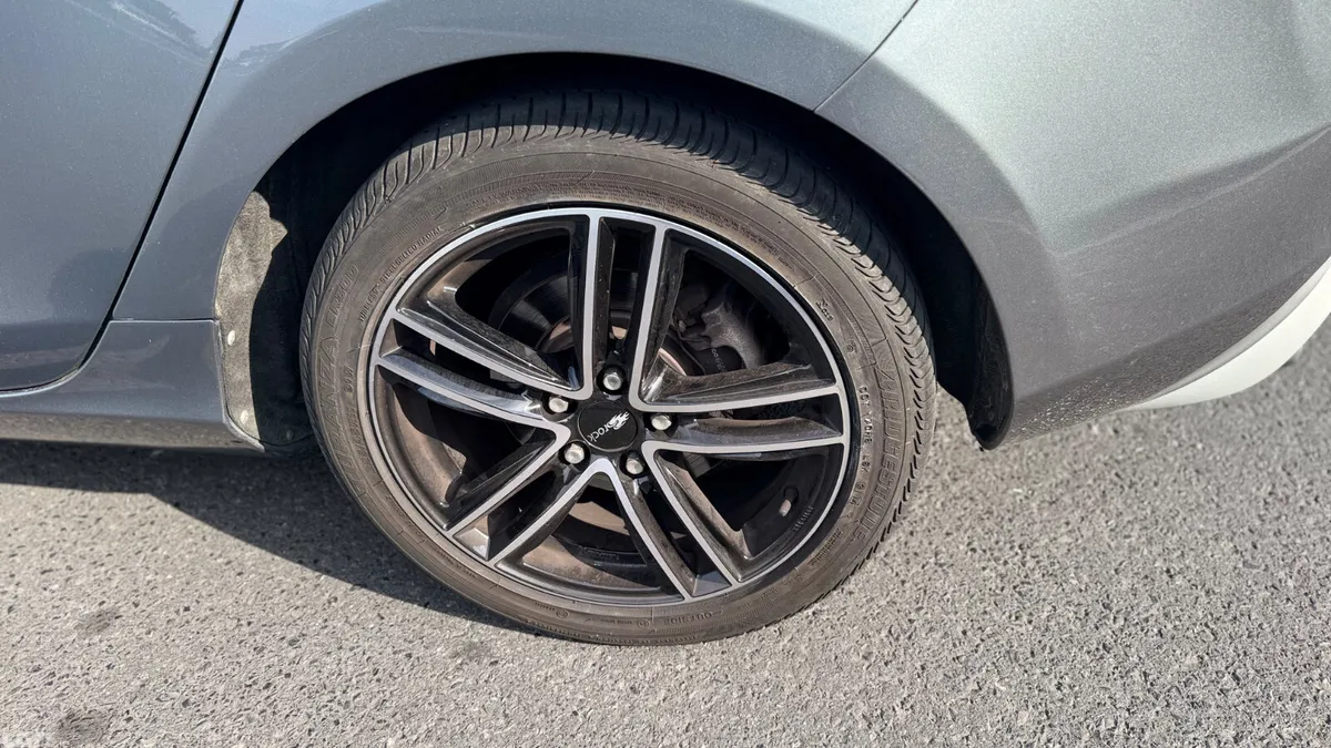 Volvo V40 Hatchback, Diesel, 2018, Grey
