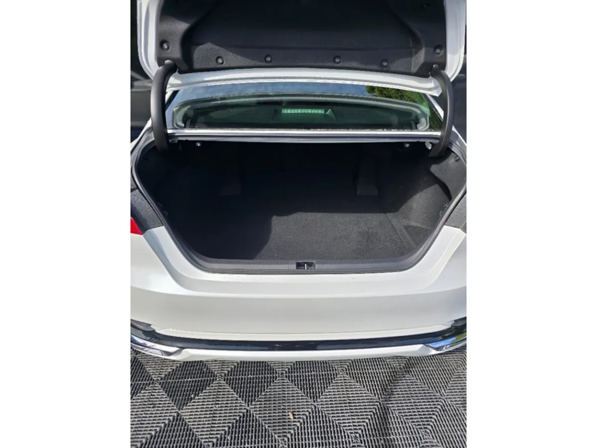 Toyota Camry Saloon, Petrol Hybrid, 2018, White