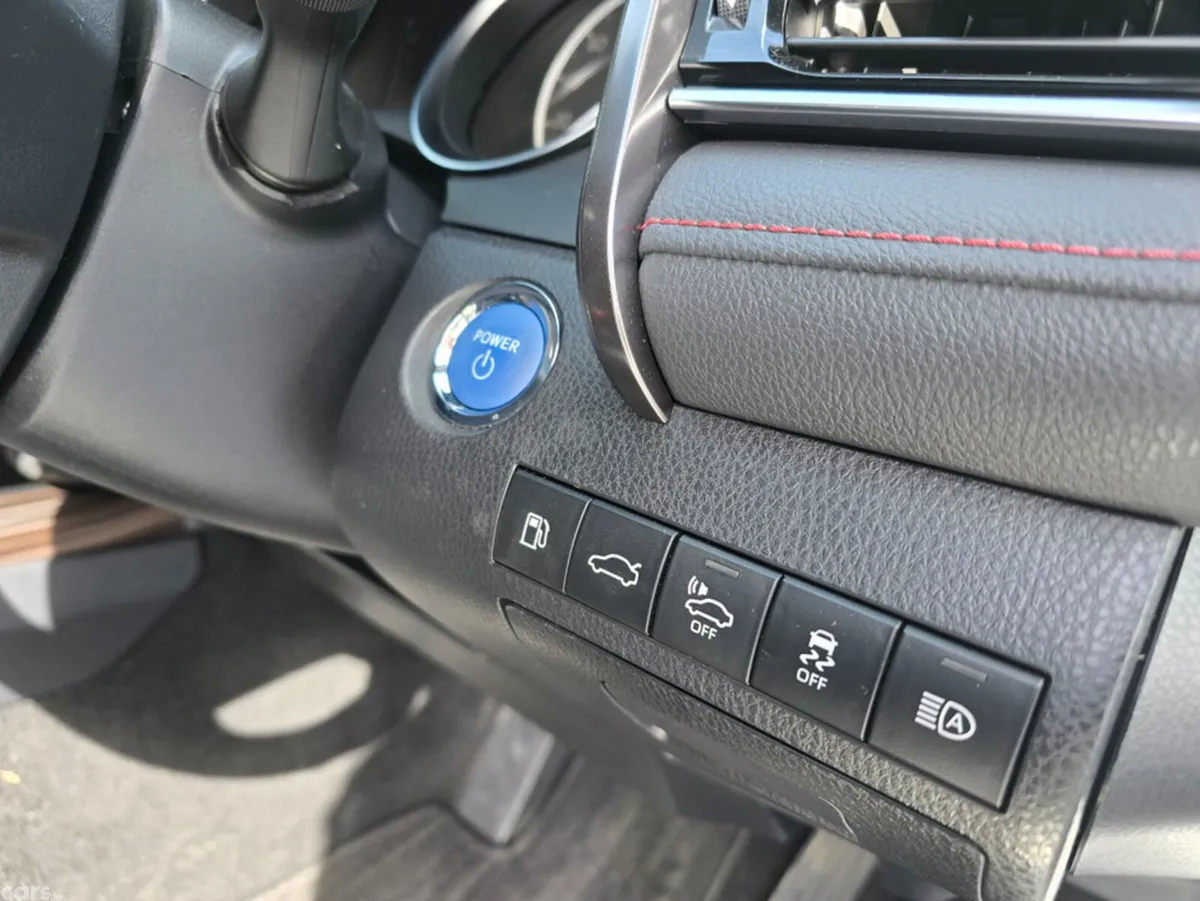 Toyota Camry Saloon, Petrol Hybrid, 2018, White