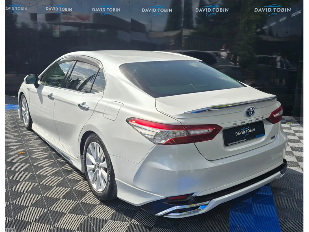 Toyota Camry Saloon, Petrol Hybrid, 2018, White