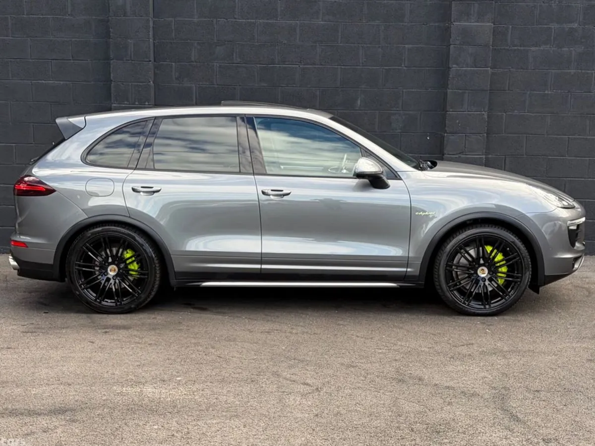 Porsche Cayenne SUV, Petrol Plug-in Hybrid, 2017, Grey