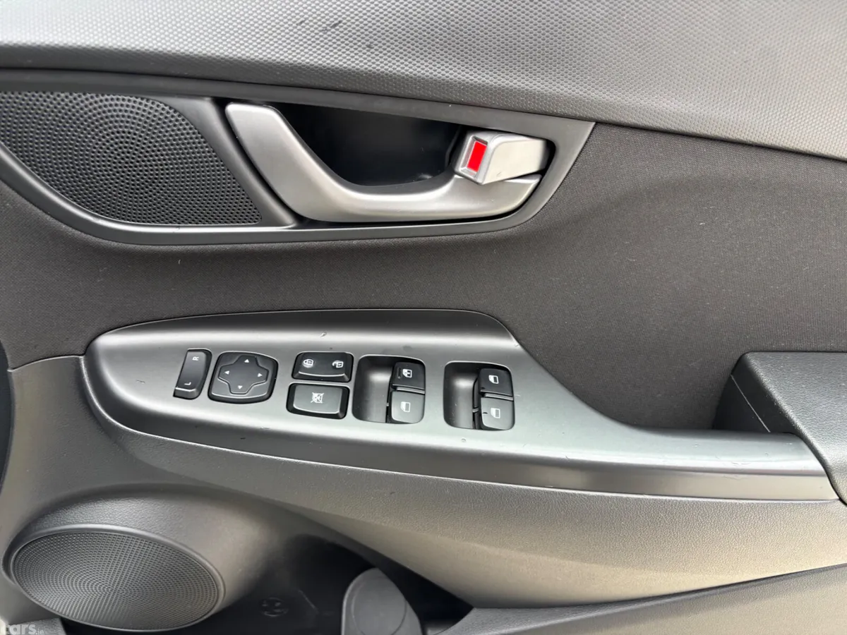 Hyundai KONA MPV, Petrol, 2019, White