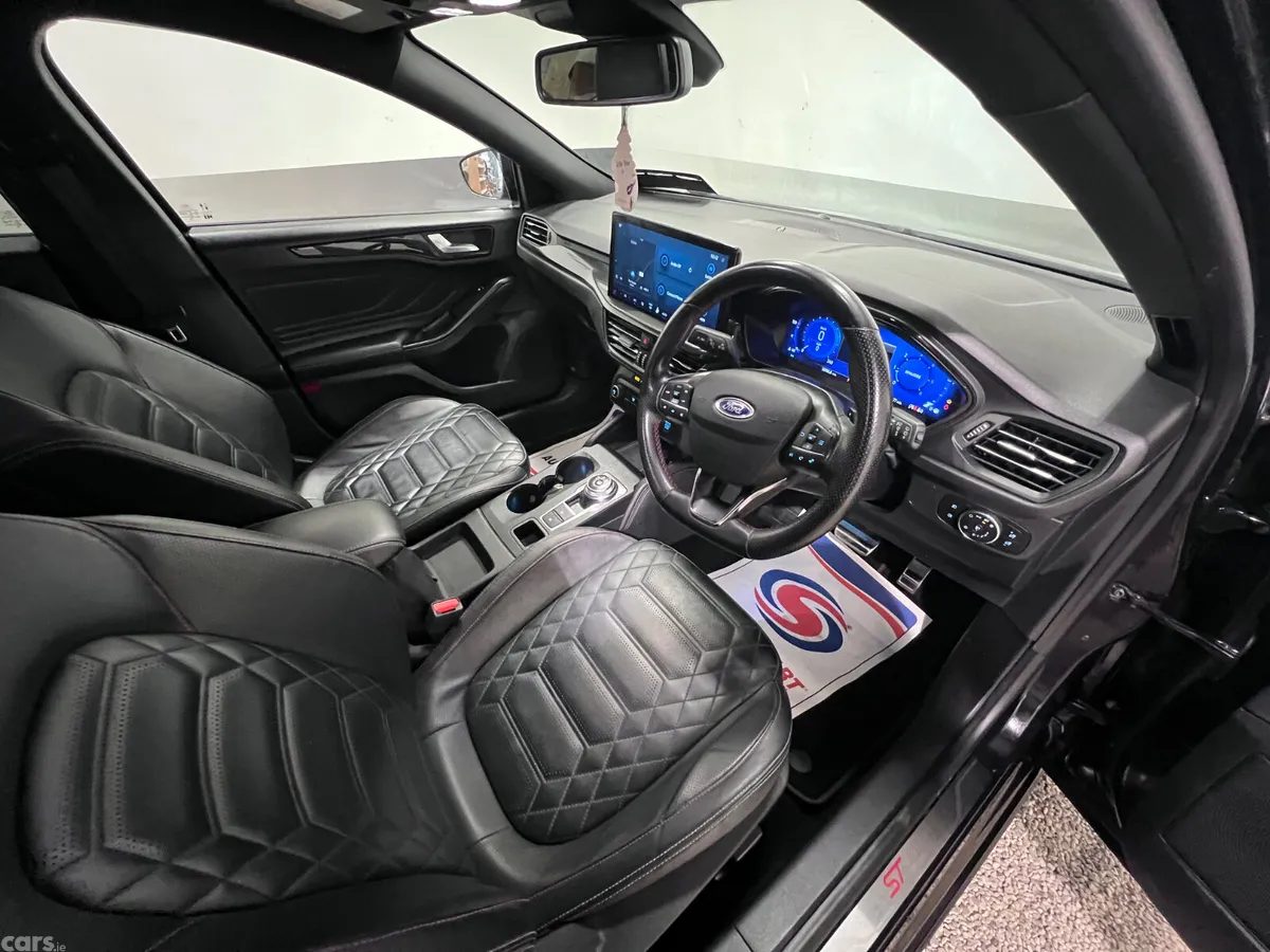Ford Focus Hatchback, Diesel, 2022, Black