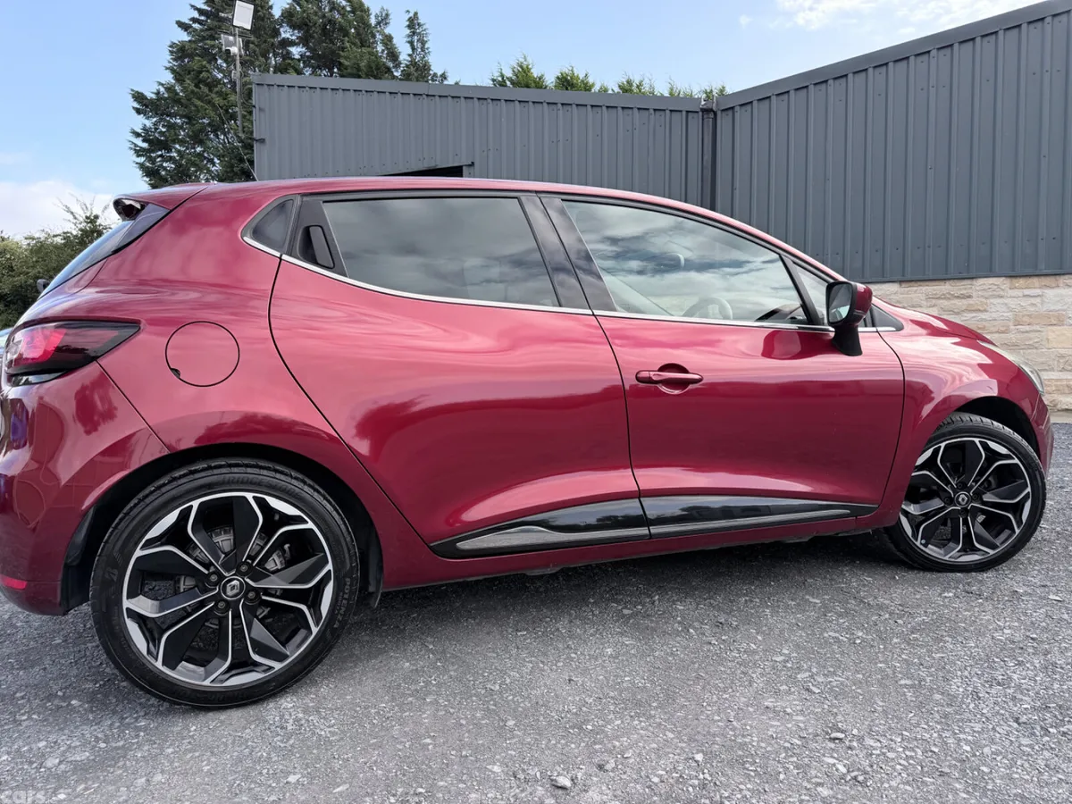Renault Clio Hatchback, Petrol, 2017, Red