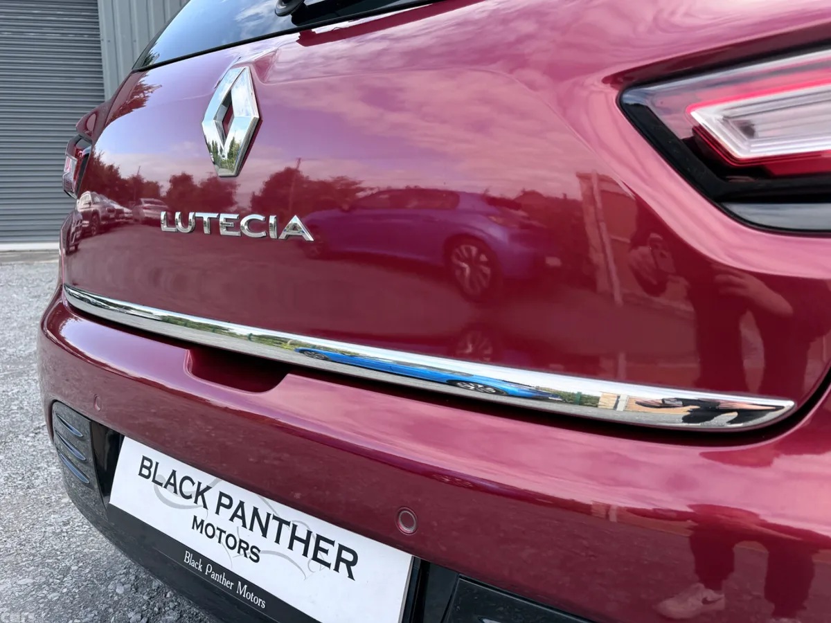 Renault Clio Hatchback, Petrol, 2017, Red