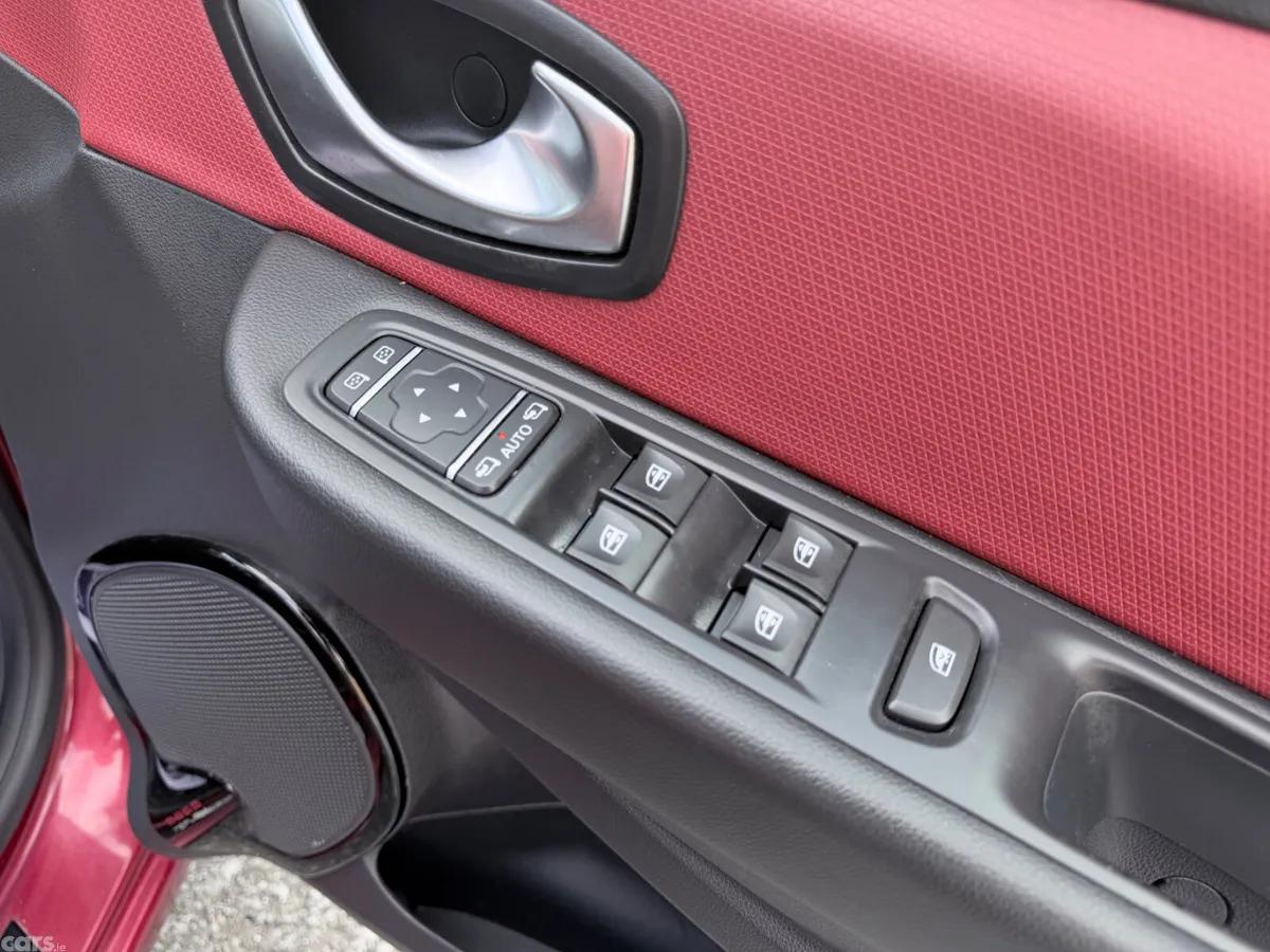 Renault Clio Hatchback, Petrol, 2017, Red