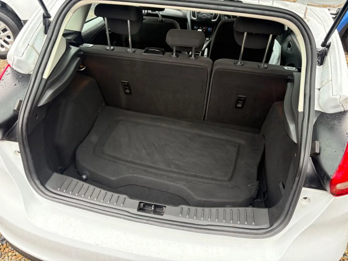 Ford Focus Hatchback, Petrol, 2015, White