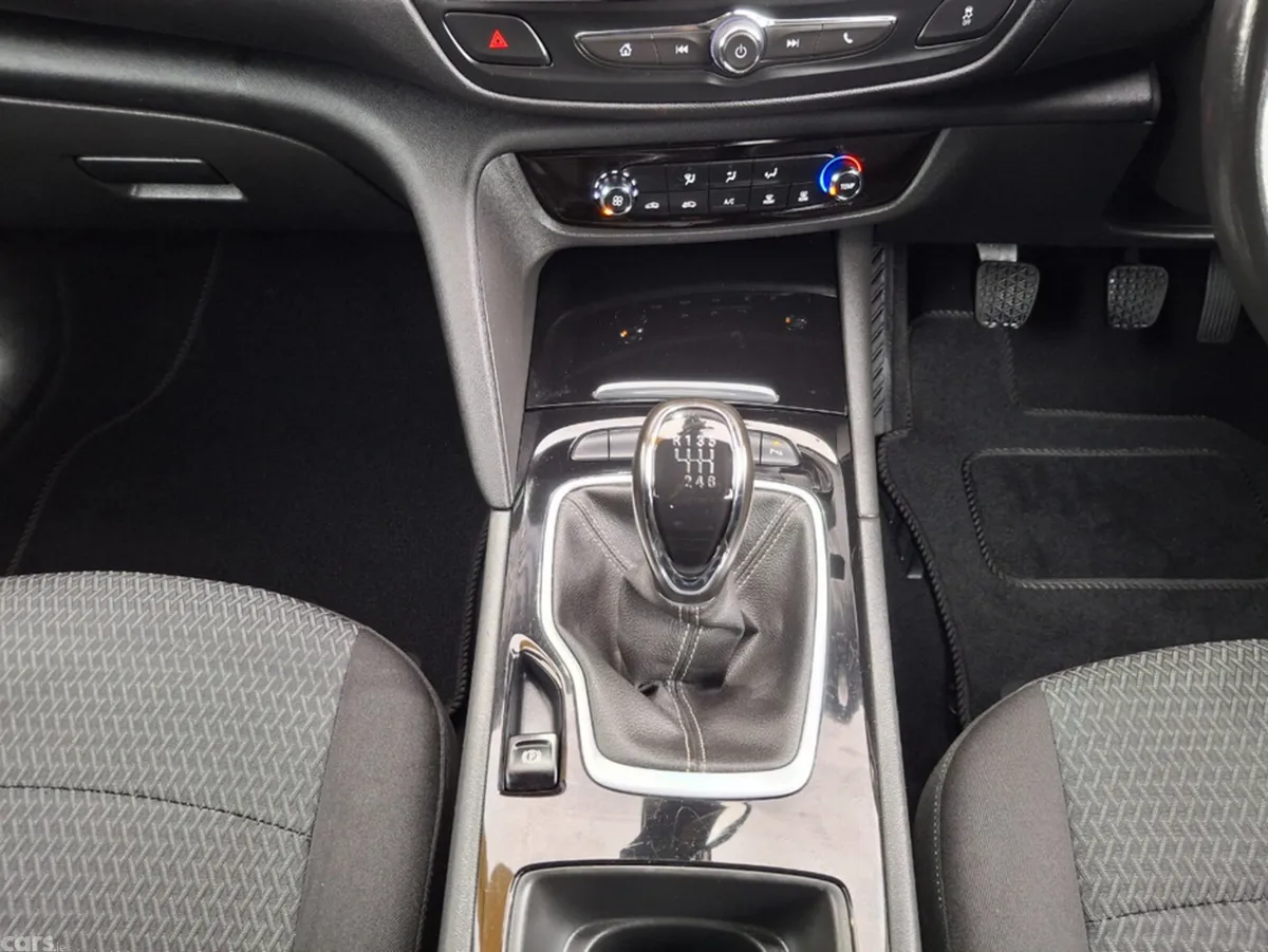 Opel Insignia Hatchback, Diesel, 2021, White