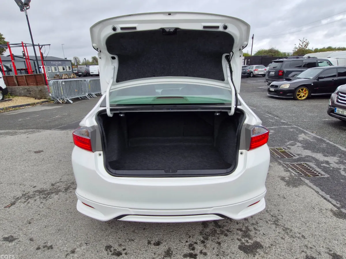 Honda Grace Saloon, Petrol Hybrid, 2015, White