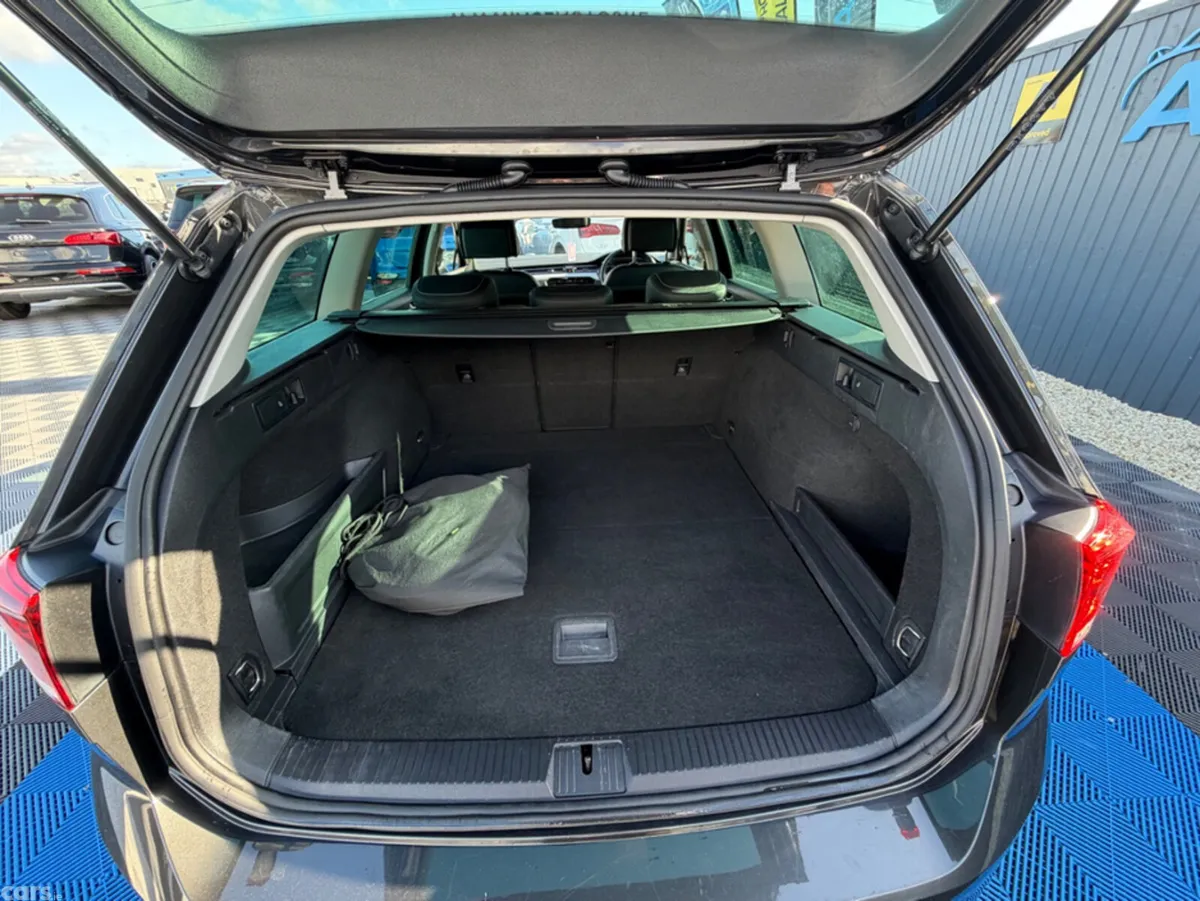 Volkswagen Passat Estate, Petrol Hybrid, 2022, Grey