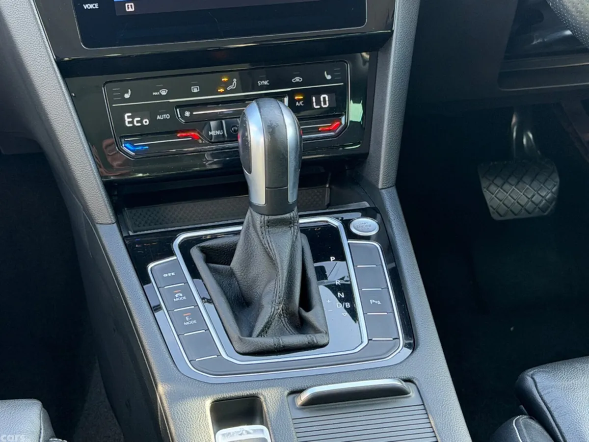Volkswagen Passat Estate, Petrol Hybrid, 2022, Grey