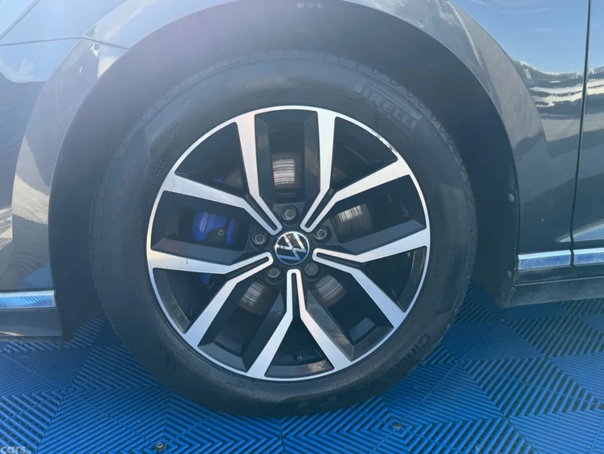 Volkswagen Passat Estate, Petrol Plug-in Hybrid, 2022, Grey