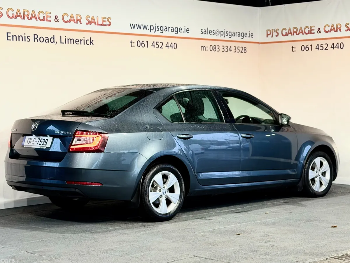 Skoda Octavia Hatchback, Diesel, 2019, Grey