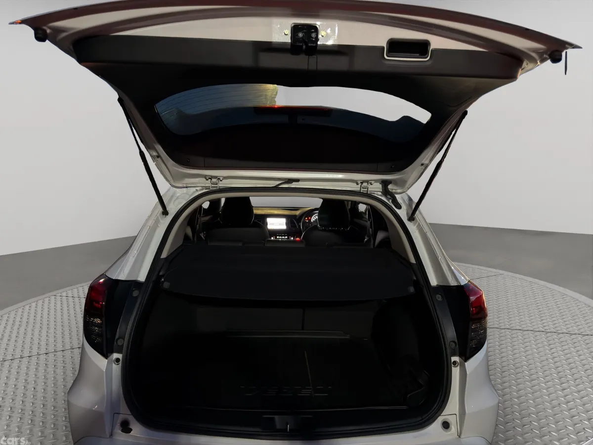 Honda Vezel Hatchback, Petrol Hybrid, 2019, White