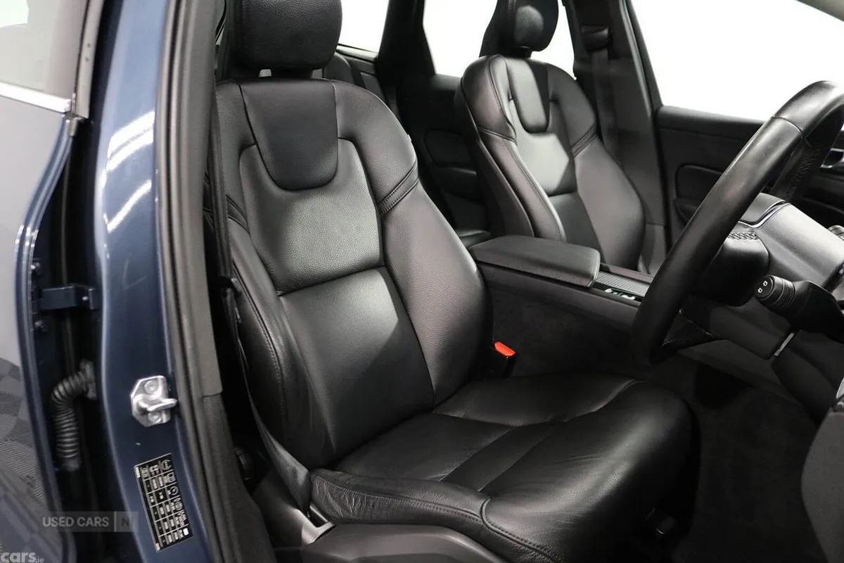 Volvo XC60 SUV, Petrol Hybrid, 2022, Blue