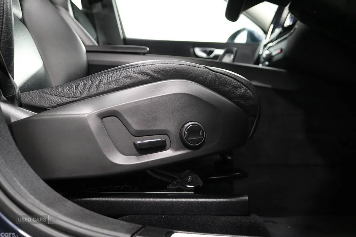 Volvo XC60 SUV, Petrol Hybrid, 2022, Blue