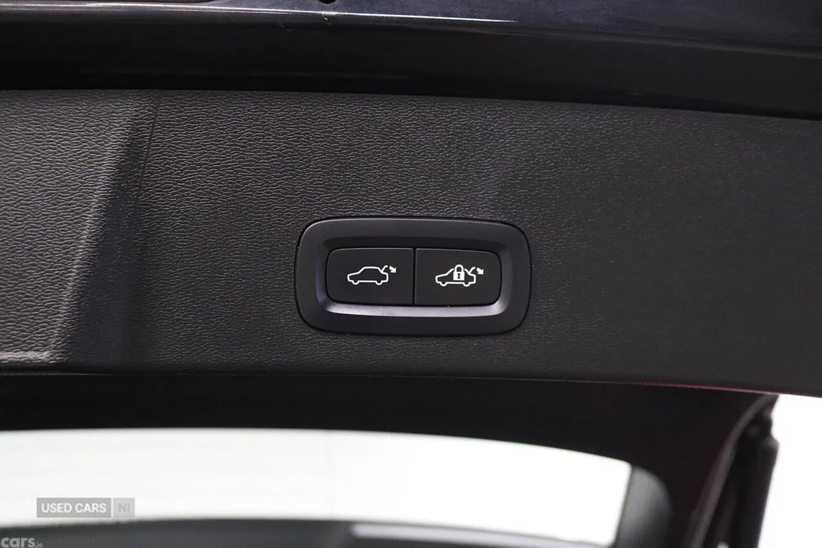 Volvo XC40 SUV, Petrol Hybrid, 2023, Black