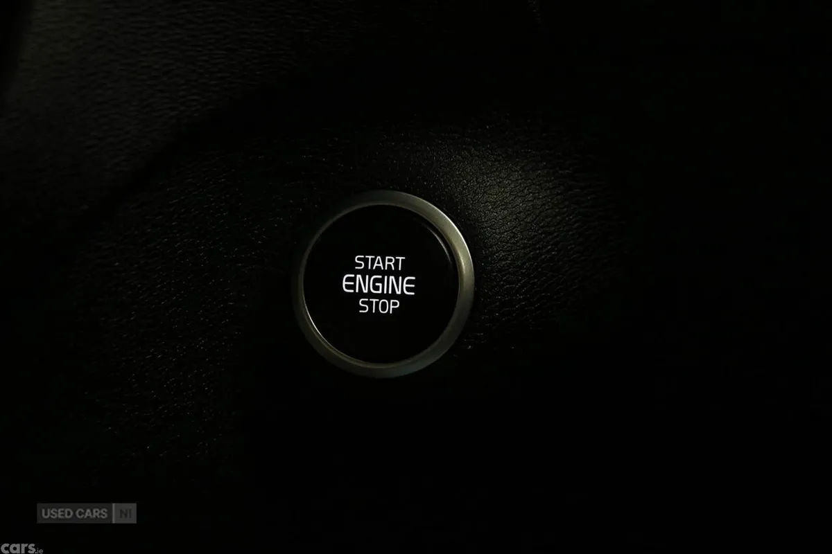 Volvo XC40 SUV, Petrol Hybrid, 2023, Black