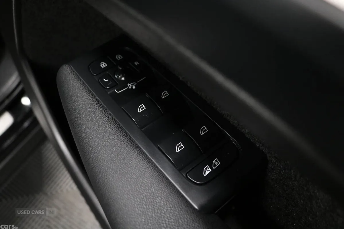 Volvo XC40 SUV, Petrol Hybrid, 2023, Black
