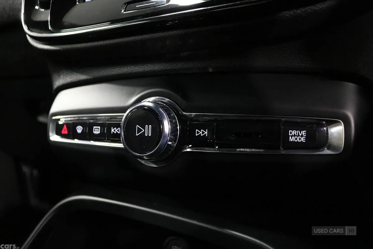 Volvo XC40 SUV, Petrol Hybrid, 2023, Black