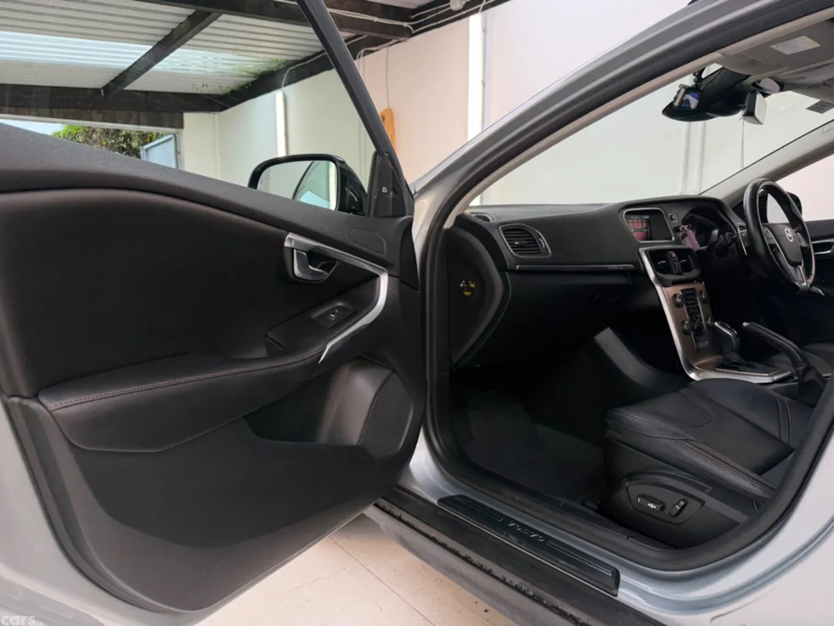 Volvo V40 Hatchback, Diesel, 2016, Silver