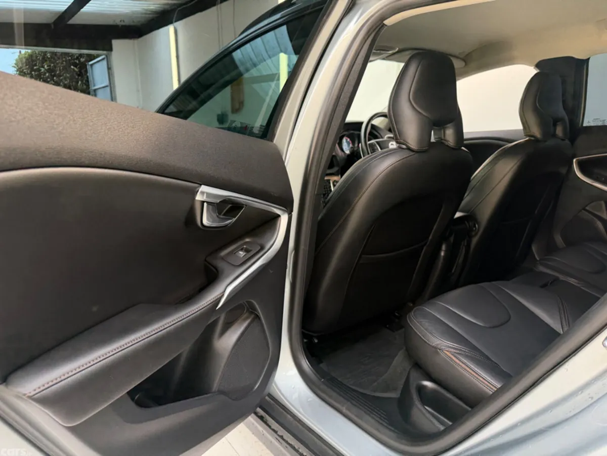 Volvo V40 Hatchback, Diesel, 2016, Silver