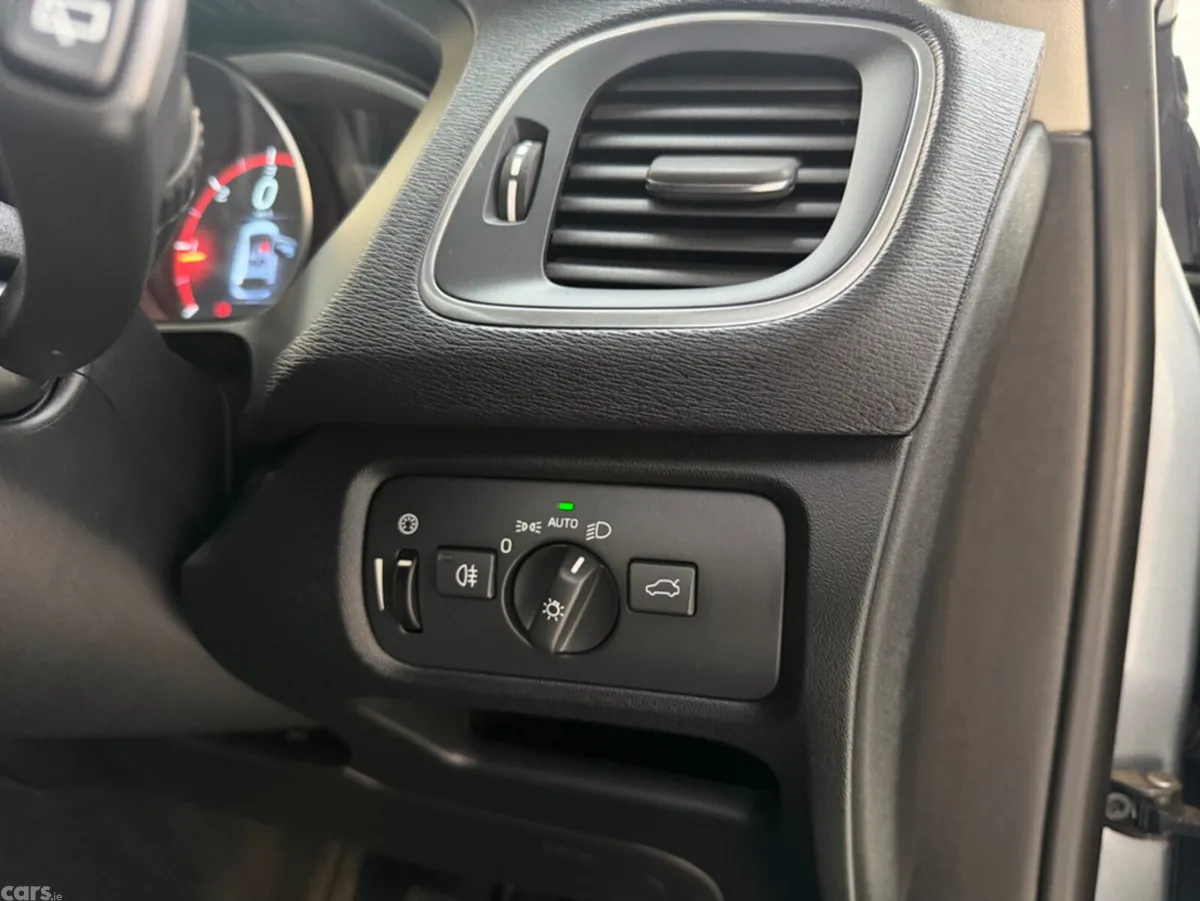 Volvo V40 Hatchback, Diesel, 2016, Silver