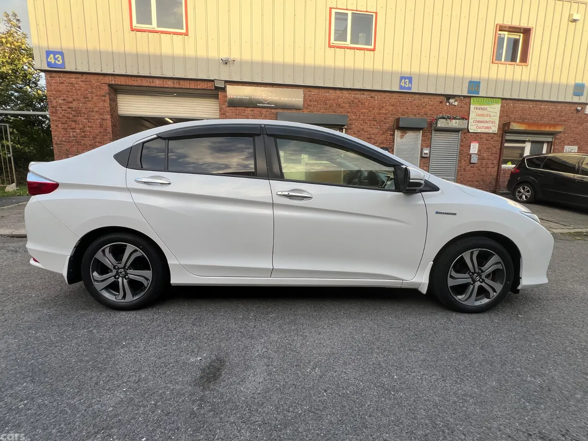 Honda Grace Saloon, Petrol Hybrid, 2015, White