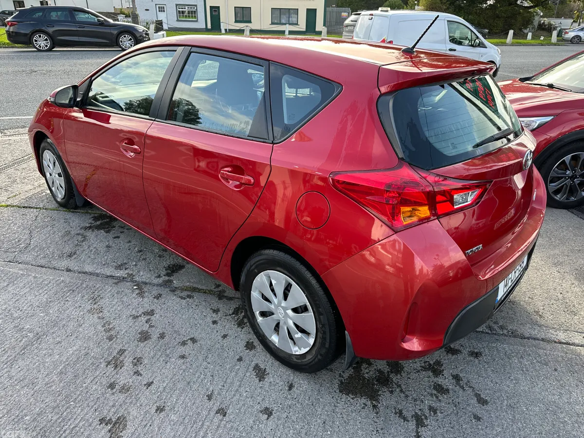 Toyota Auris Hatchback, Diesel, 2014, Red