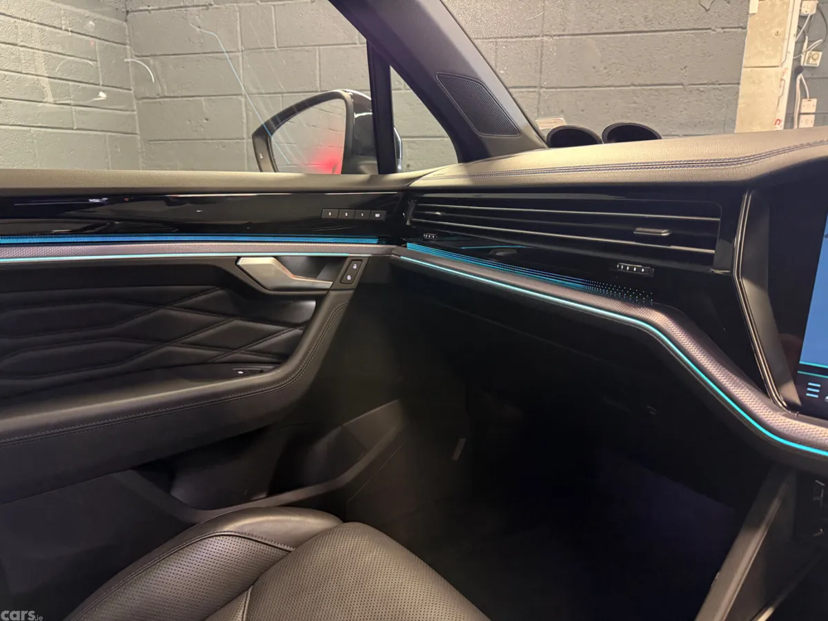 Volkswagen Touareg SUV, Petrol Plug-in Hybrid, 2021, Black