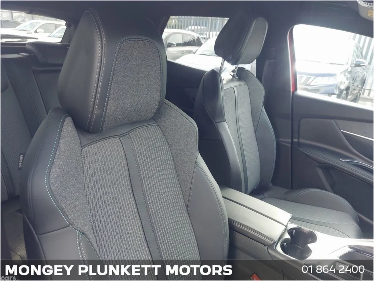 Peugeot 3008 MPV, Petrol, 2023, Red