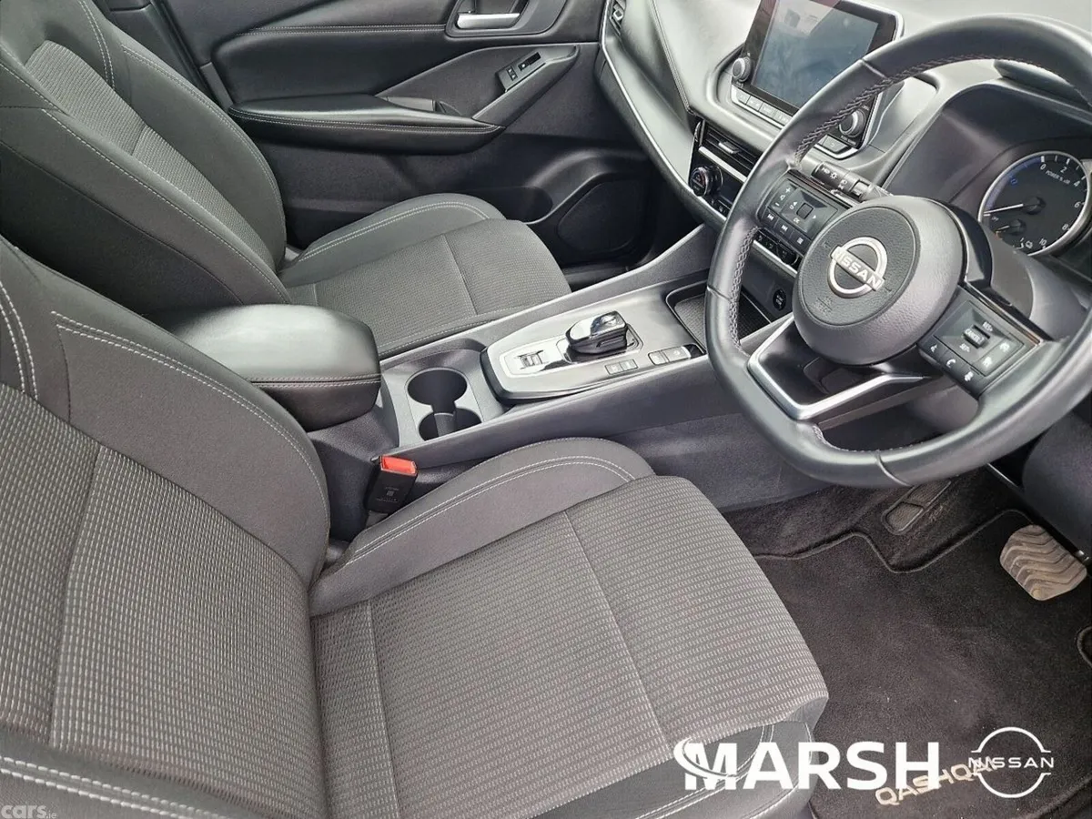 Nissan Qashqai MPV, Petrol Hybrid, 2023, Red