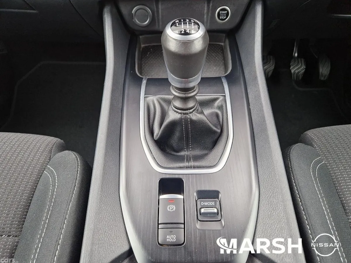 Nissan Qashqai MPV, Petrol, 2023, Red