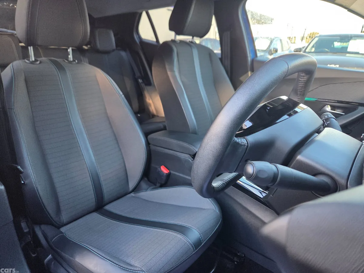 Peugeot 2008 MPV, Petrol, 2022, Blue