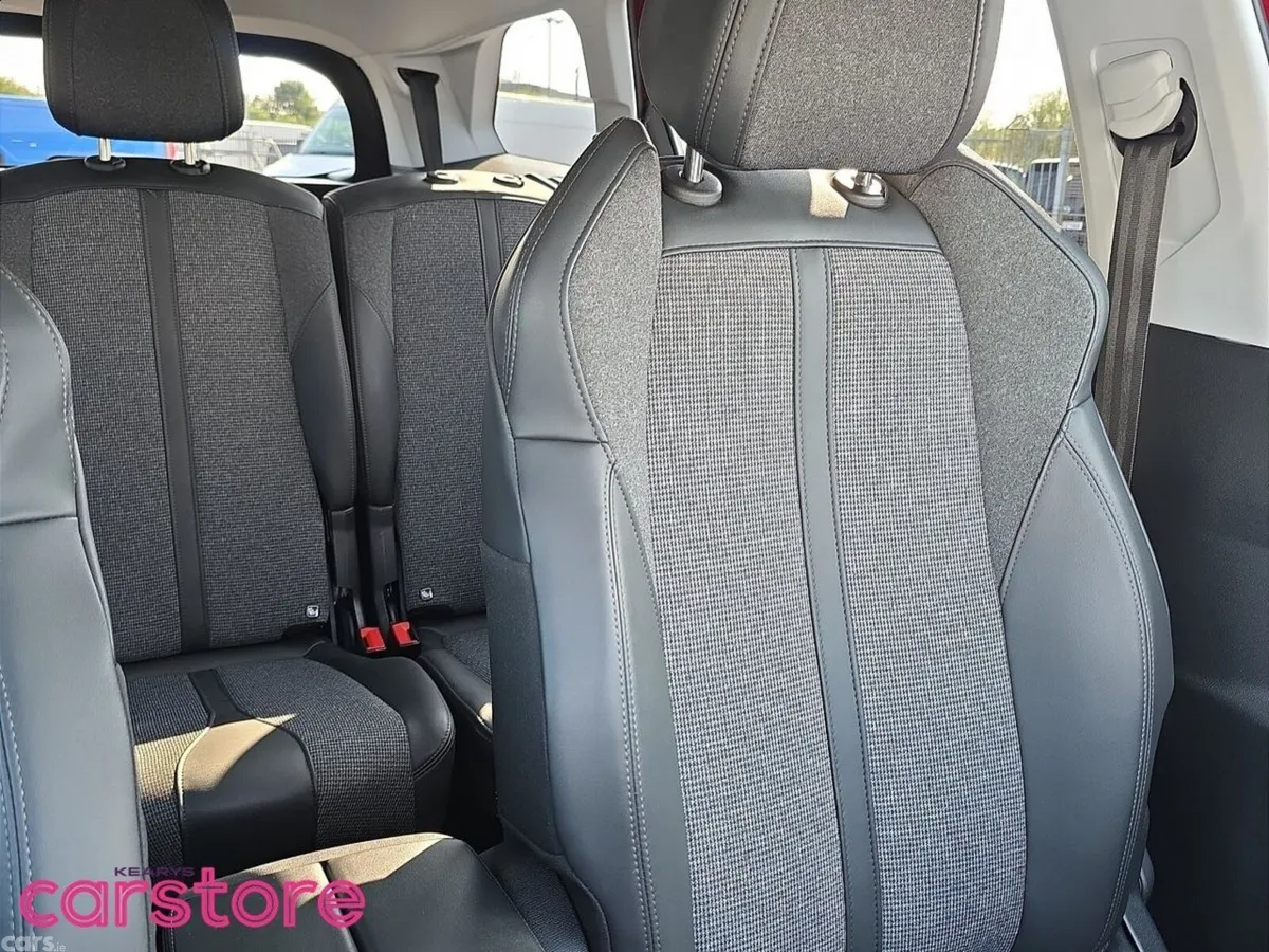Peugeot 5008 MPV, Diesel, 2020, Red