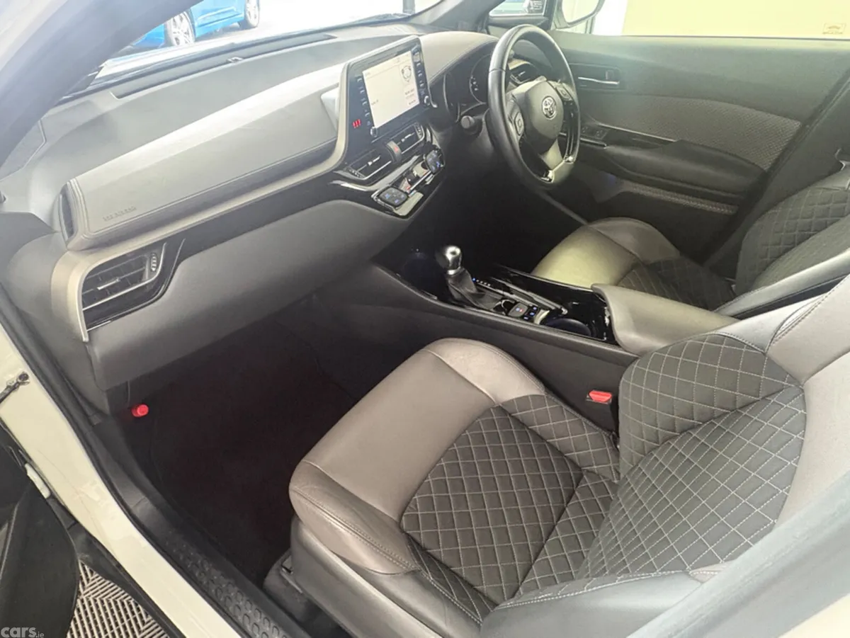 Toyota C-HR SUV, Petrol Hybrid, 2021, White
