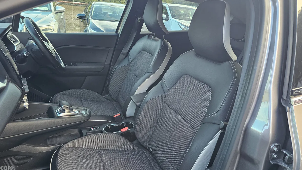 Renault Captur Hatchback, Petrol Plug-in Hybrid, 2021, Grey