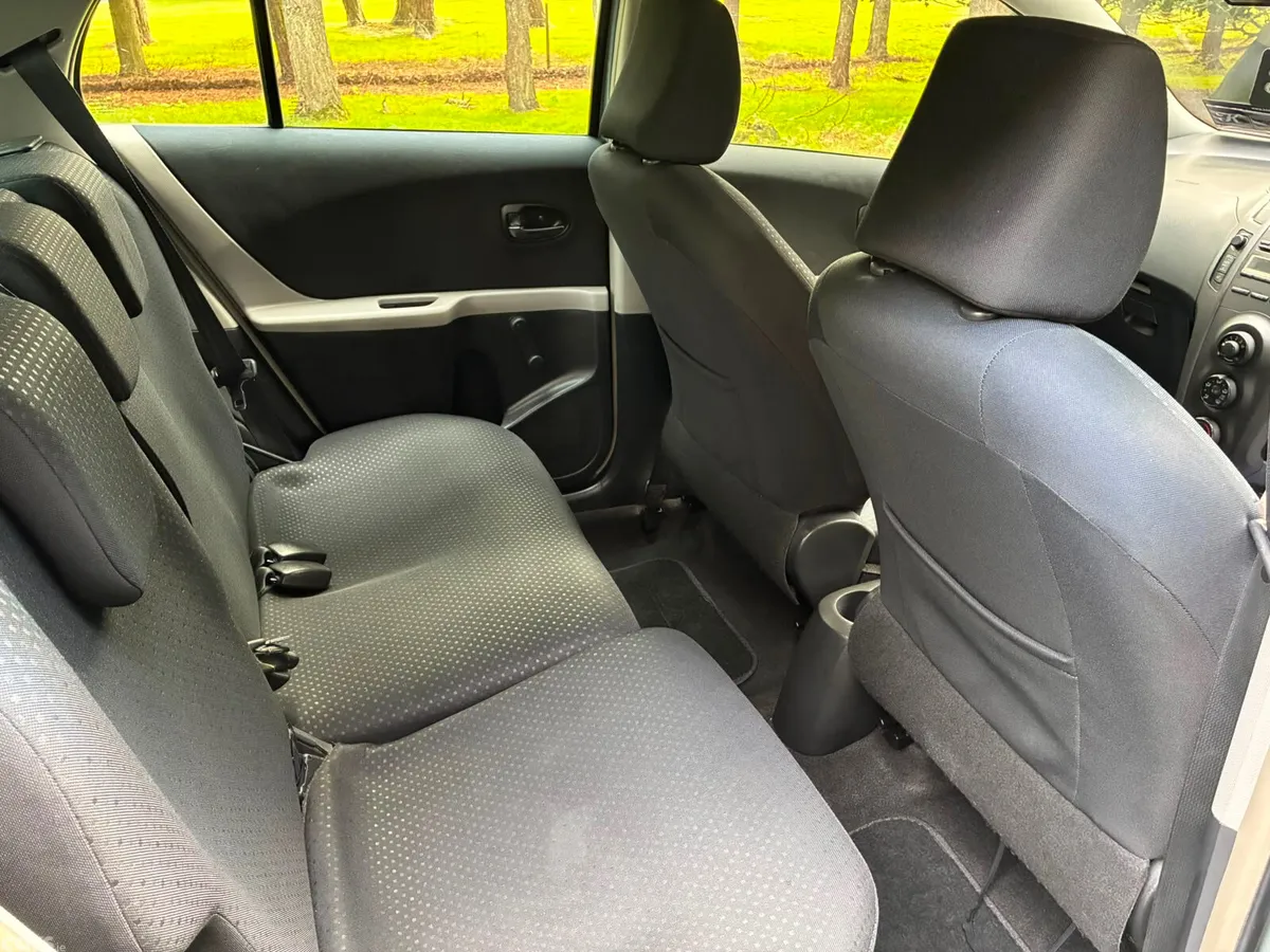 Toyota Yaris Hatchback, Petrol, 2010, Silver