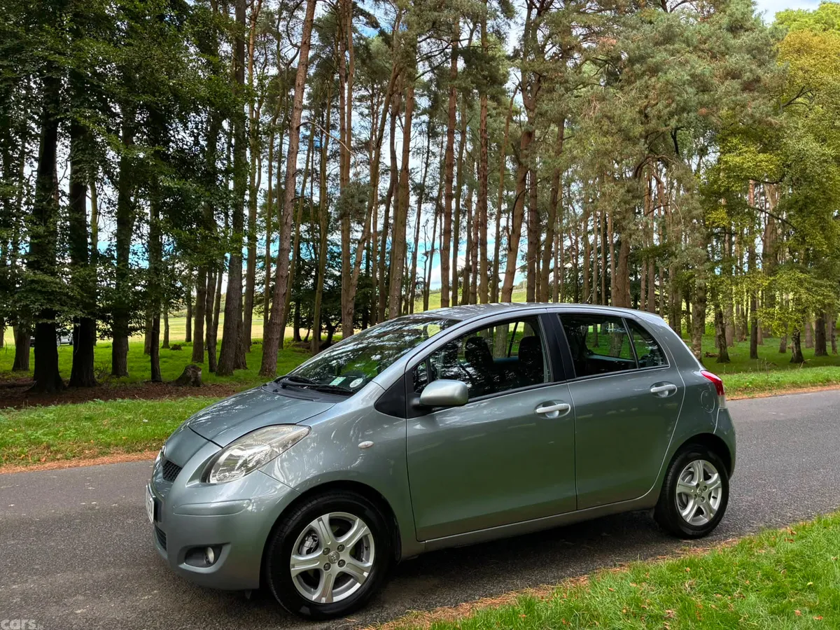 Toyota Yaris Hatchback, Petrol, 2010, Silver